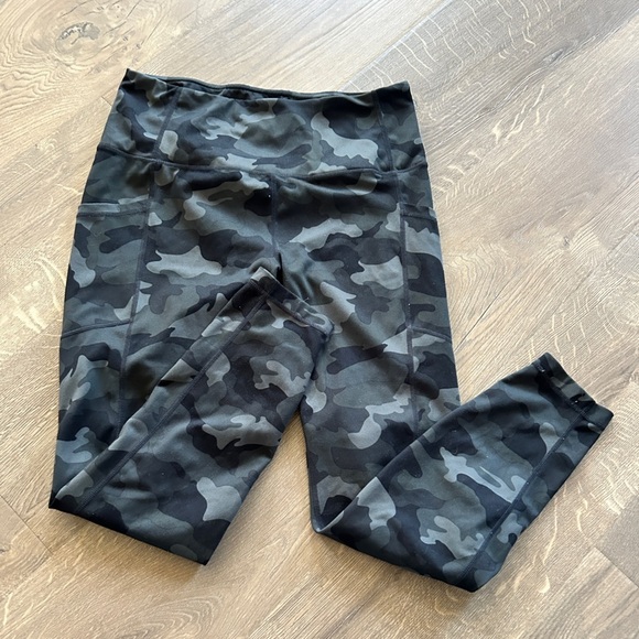 Yogalicious Pants - Black and gray camouflage yogalicious leggings